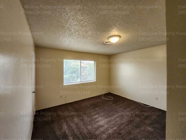 Building Photo - Townhouse unit. 2 bedrooms 1.5 bath call o...