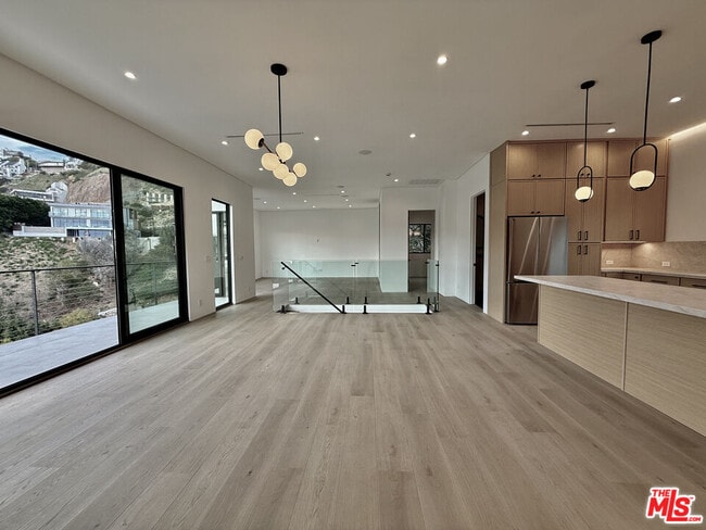 Building Photo - 1931 Sunset Plaza Dr