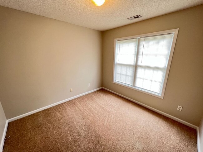 Building Photo - Large 3 bedroom home near downtown Raleigh!