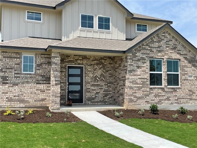 Building Photo - 609 Paddock Ln