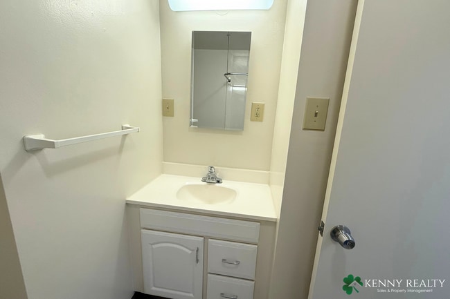 Building Photo - Bright and Updated 1 Bedroom Home with Pri...