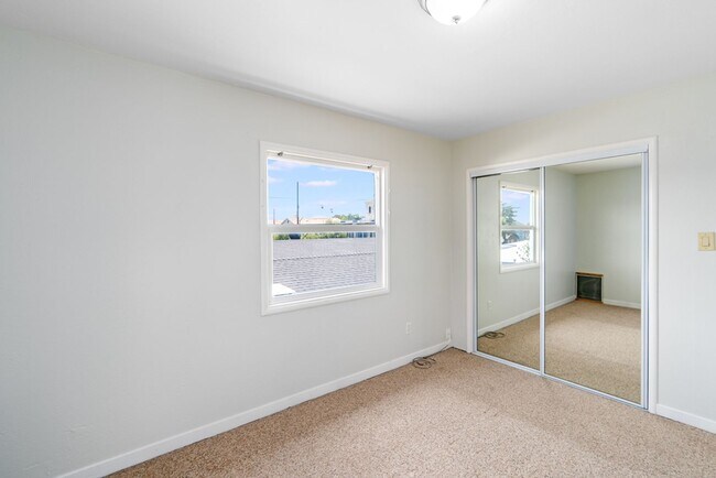 Building Photo - 1214 Chestnut St