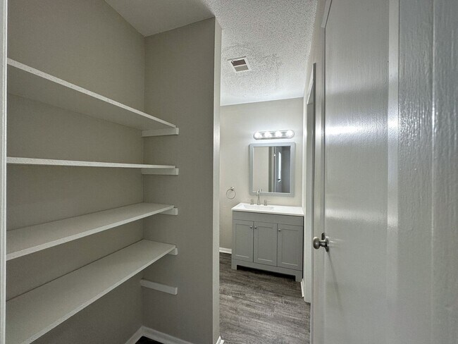 Building Photo - Updated 1 Bedroom Apartment in Overland Pa...