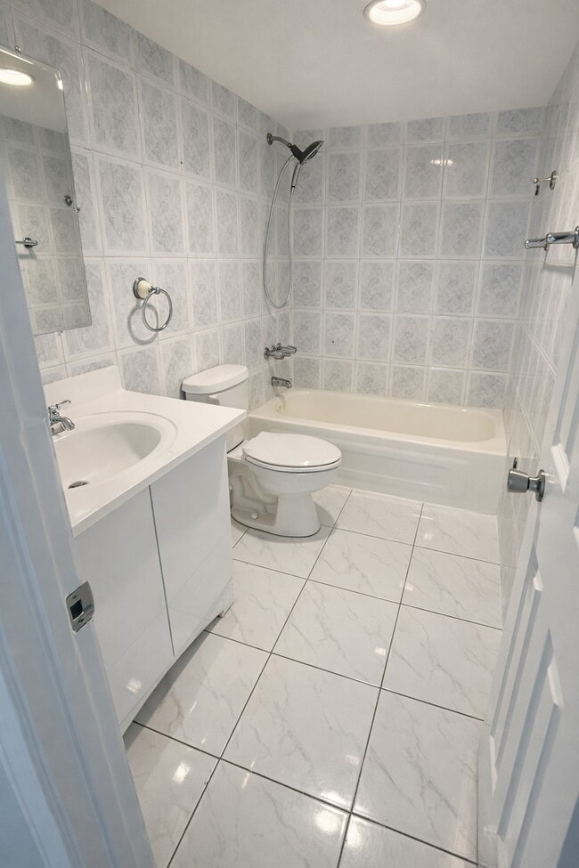 Building Photo - 10000 NW 80th Ct