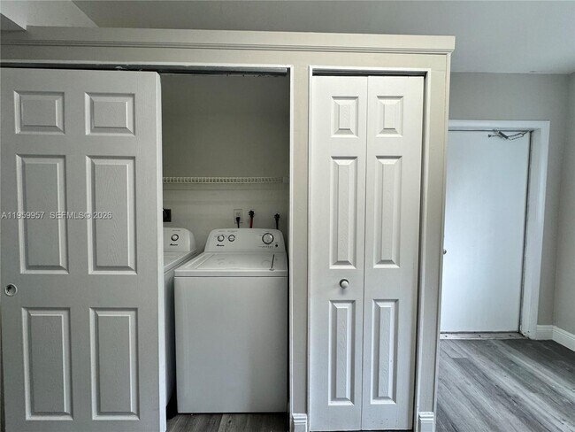 Building Photo - 1041 SW 15th Ave