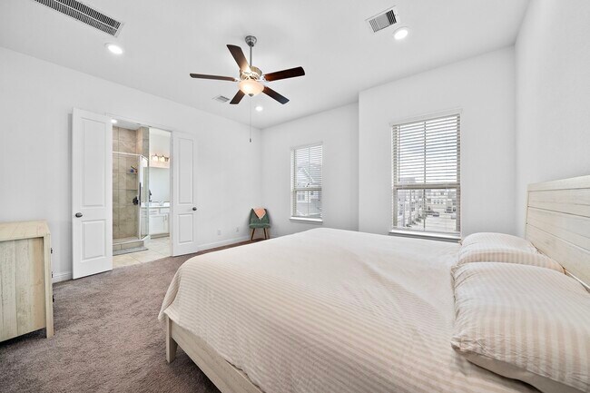 Building Photo - 11008 Mikula Dr