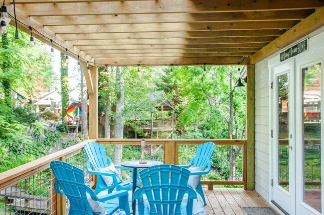 Building Photo - 251 Landwood Ln