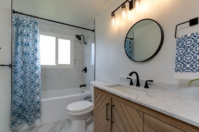 Building Photo - **Comfortable Oak Harbor Rambler Available...