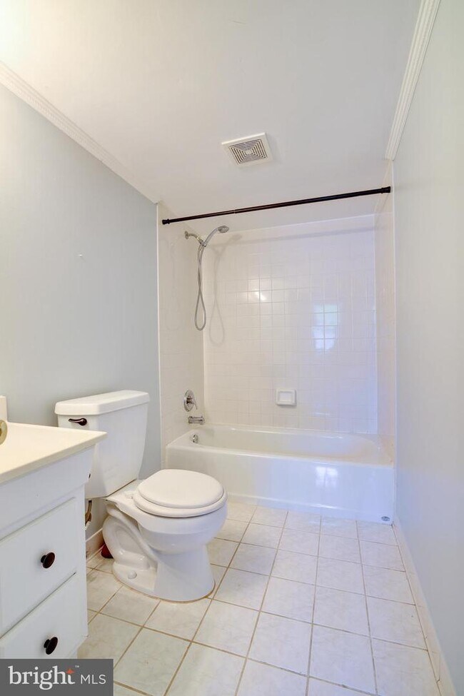 Building Photo - 618 Worchester St