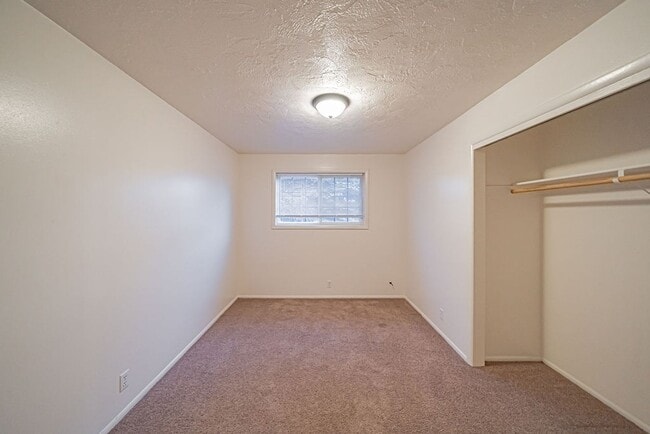 Building Photo - Spacious and recently updated, this 6-bedroom, 3-bathroom home in Ammon