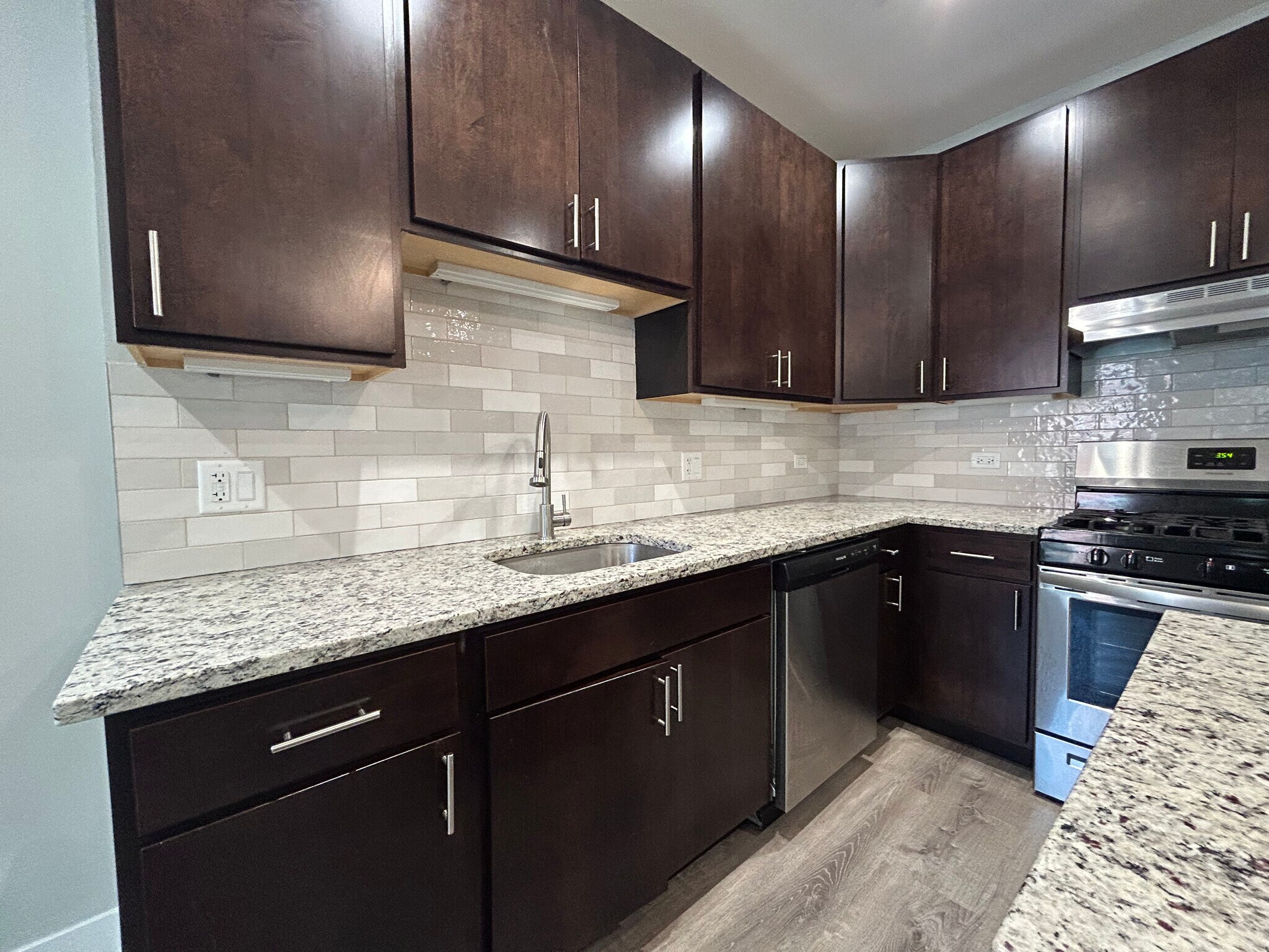 Building Photo - 1000 Crain St