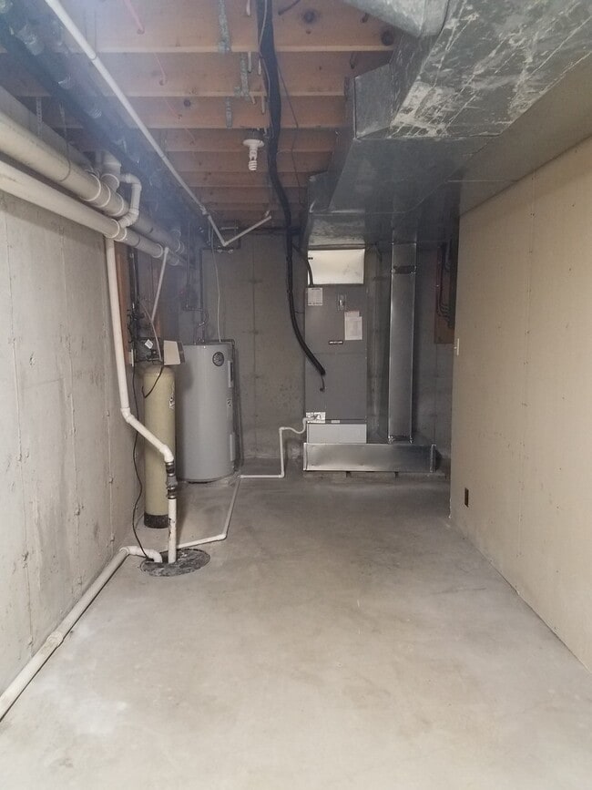 Building Photo - Beautiful 2-bedroom, 1-1/2 bath 2 Level Du...