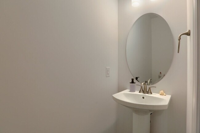 Building Photo - 4 Bedroom Home