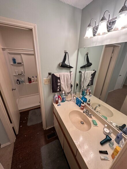 Building Photo - 600 Bagby Ave