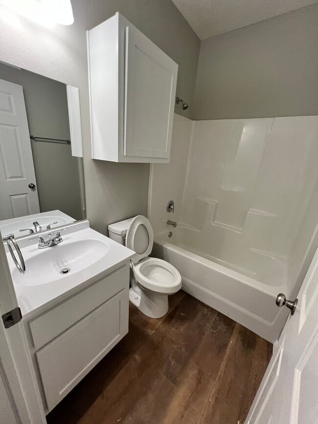 Building Photo - 3 bedroom 1 bath 2 car garage 1/2 Off First months rent!