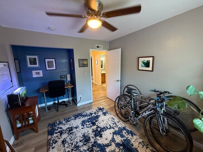Building Photo - Spacious Two-Story 3 Bedroom, 1.5 Bath Tow...