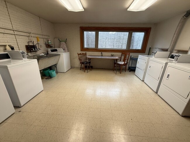 Building Photo - 100 W 17th St