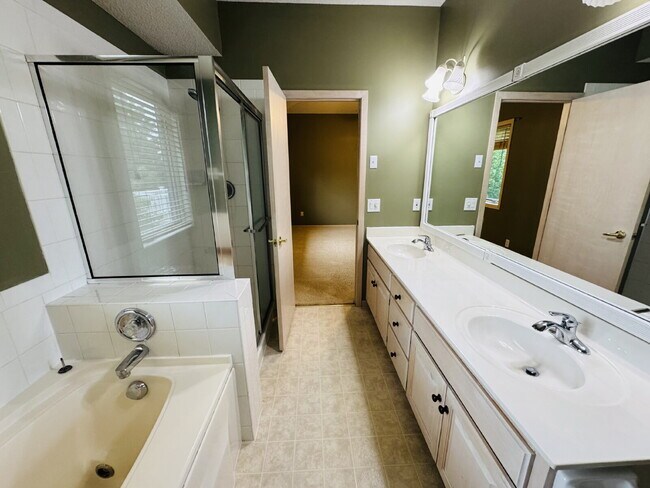 Building Photo - 9120 Trotters Ln