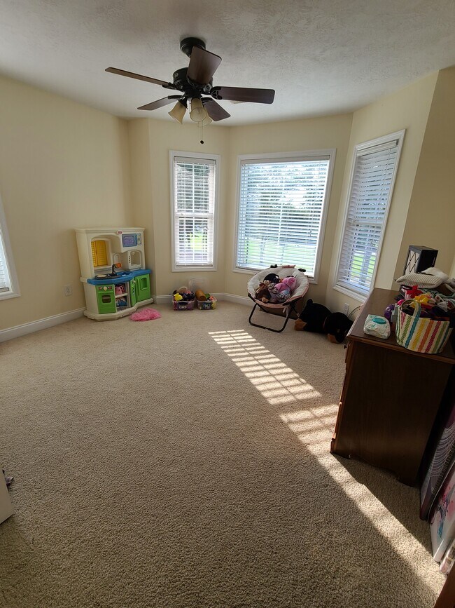 Building Photo - 195 Tennis Ranch Rd