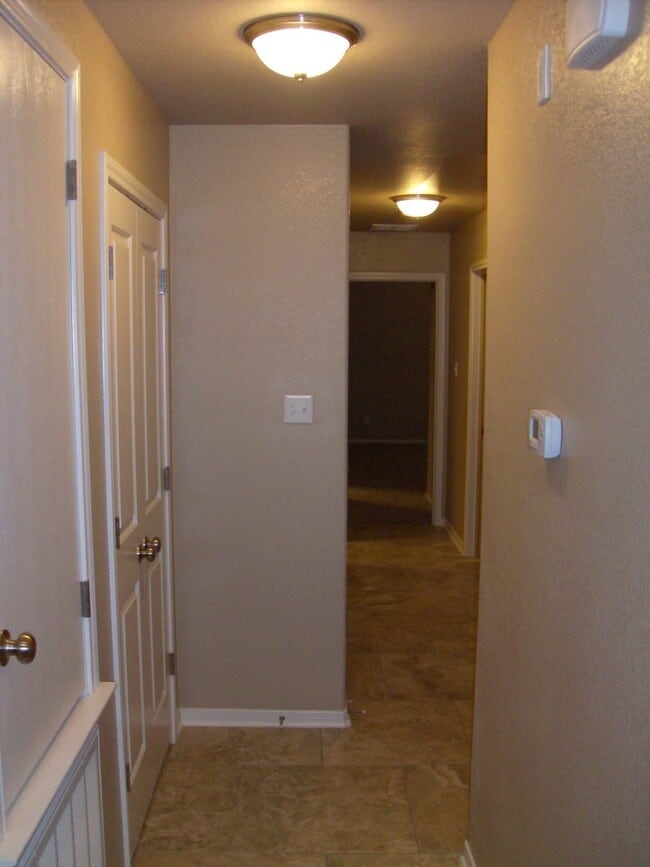 Building Photo - Beautiful 3 bed/2 bath Duplex off of Bunny Trail