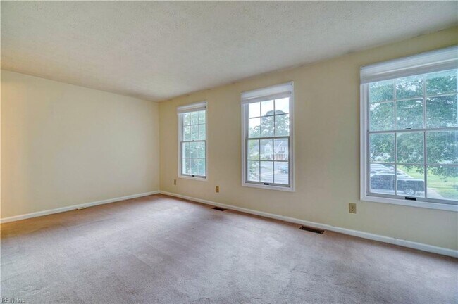 Building Photo - Coventry Townhouse