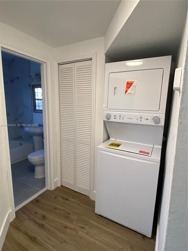 Building Photo - 3401 SW 9th Terrace