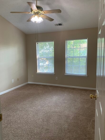 Building Photo - 213 Copperfield Ln