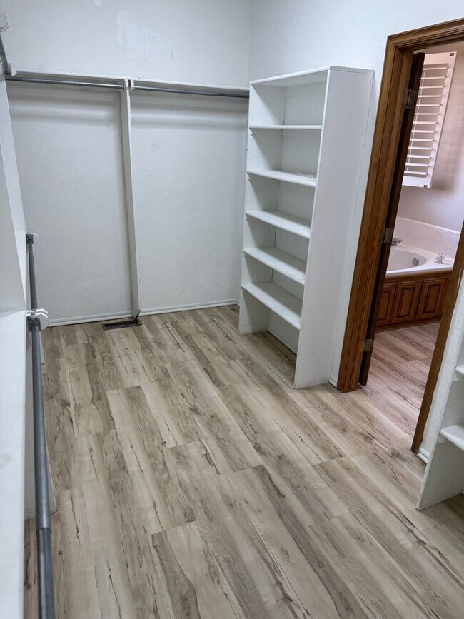 Building Photo - 4 bedroom 2 1/2 bath 3 car garage home