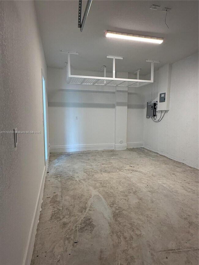 Building Photo - 692 SE 13th Ct