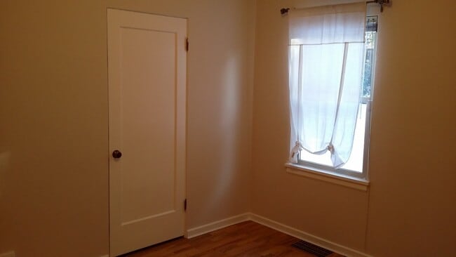 Building Photo - Occupied, do not disturb tenants. Barge-Chestnut Historic District Craftsman 2br 2ba home, with a...