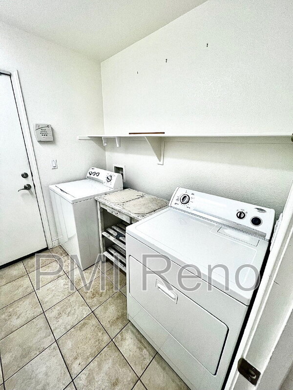 Building Photo - 1720 Oak Dr