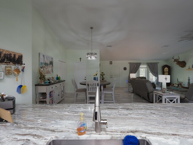 Building Photo - "Spacious 3-Bed Sanctuary with 3.5 Baths in Charming Port Charlotte!"