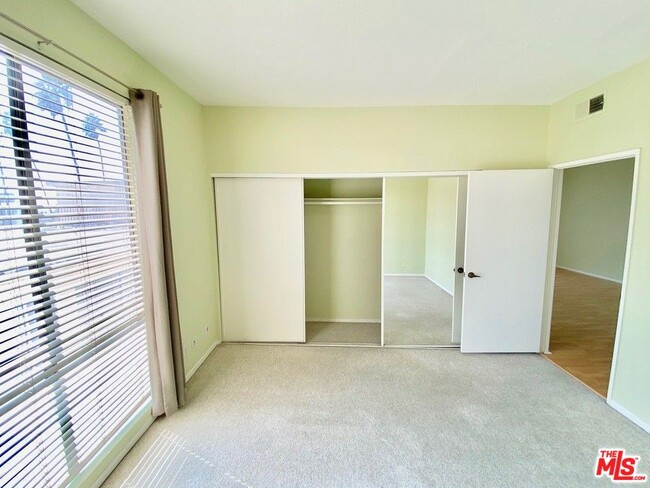 Building Photo - 533 S St Andrews Pl