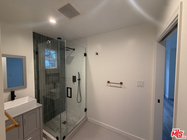 Building Photo - 1162 N Poinsettia Pl