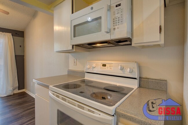 Building Photo - Cute townhome with 2 bedrooms - 1 1/2 bath...