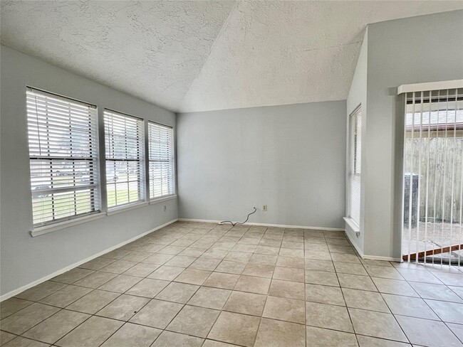 Building Photo - 5125 Beaver Hollow Dr