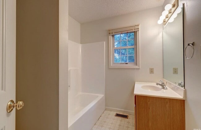 Building Photo - 894 E Sherwood Hills Dr