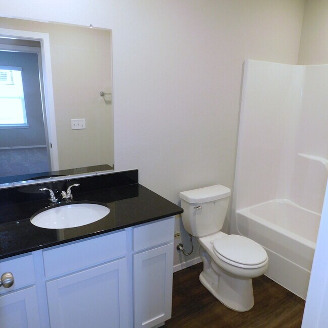Building Photo - Beautiful 3 bedroom home in south Fayetteville!  To schedule your own showing: 479-341-6744. Appl...