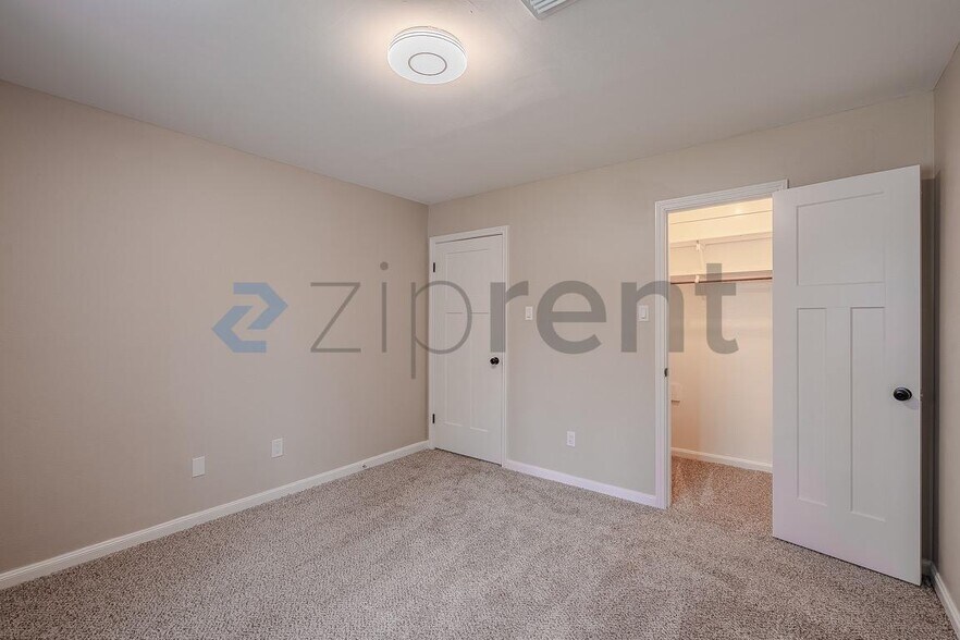 Building Photo - Unit