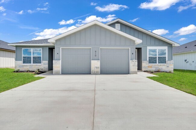 Building Photo - Reynolds Crossing Duplexes