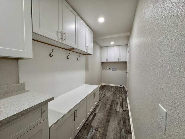 Building Photo - 5115 Hialeah Dr