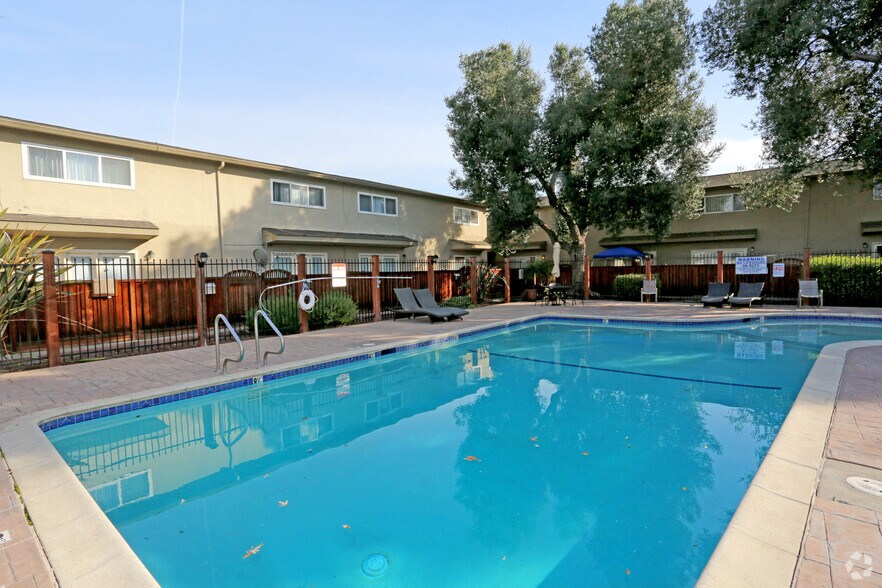 Building Photo - Washington Townhomes
