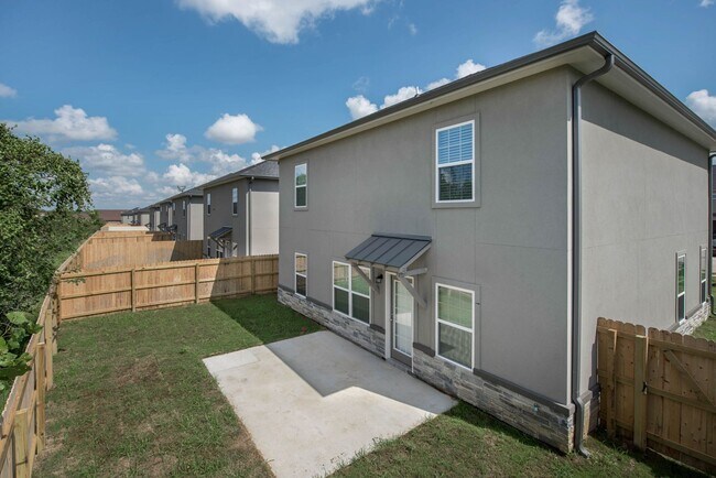 Building Photo - Available August 2026! GORGEOUS 5/5.5 HOUS...