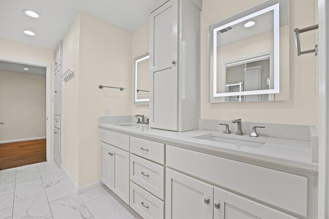 Building Photo - 7103 Mesa Dr