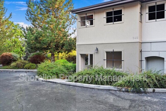 Building Photo - 2111 Brittany Ln