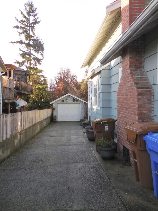 Detached 1 car garage with long driveway - 4626 N Mullen St
