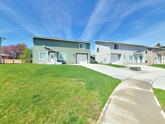 Building Photo - $2,350- 3 Bed / 2 Bath Beautiful Newer Bui...