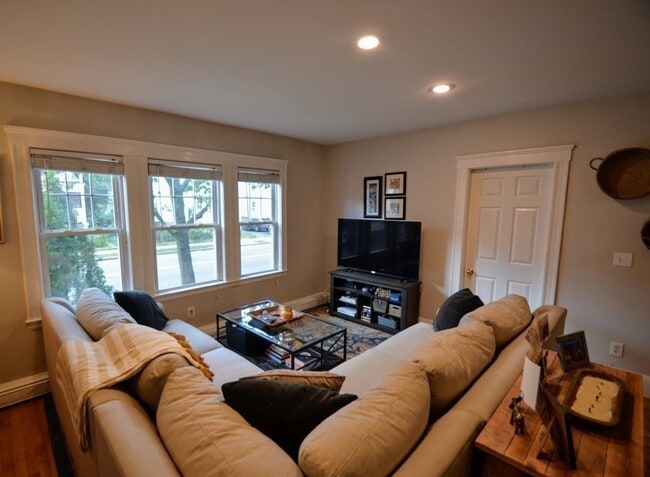 Building Photo - 103 Welles Ave