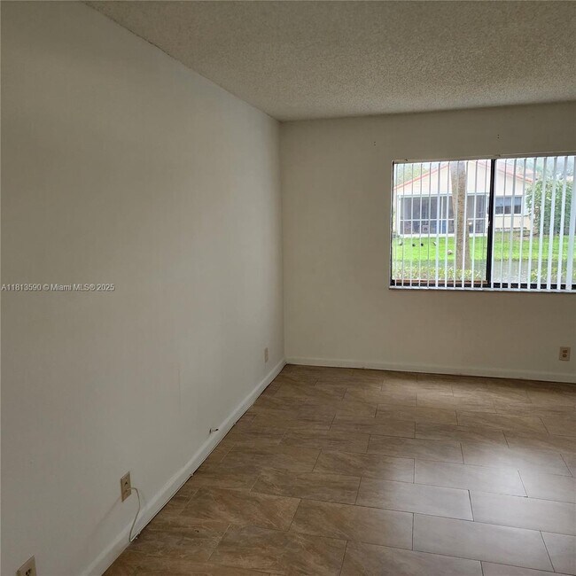 Building Photo - 342 Lakeview Dr
