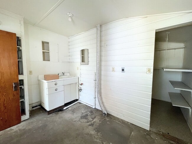 Building Photo - Large 2 bedroom home